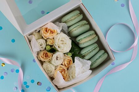 Макаронсы с кустовыми розами набор