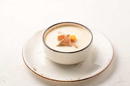 Уха сливочная с лососем