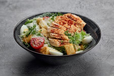 Салат Цезарь с курицей