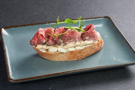 Брускетта с ростбифом Вителло