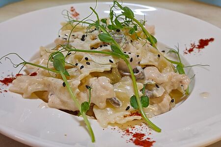 Фарфалле с курицей и грибами 