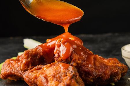 Крылья Бафалло в остром томатном соусе