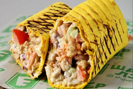 Шаурма с курицей в сырном лаваше