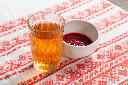 Зеленый чай с малиновым вареньем 