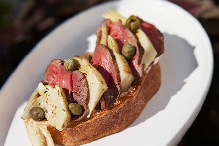 Брускетта с ростбифом, артишок