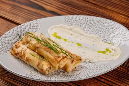 Блинчики с мясом и соусом цахтон