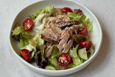 Салат с теплой индейкой в устрично-арахисовом соусе