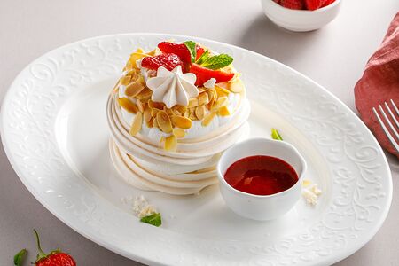 Безе со сливочным кремом и ягодным соусом