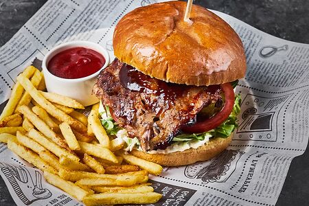 Бургер со свиными ребрами и соусом барбекю