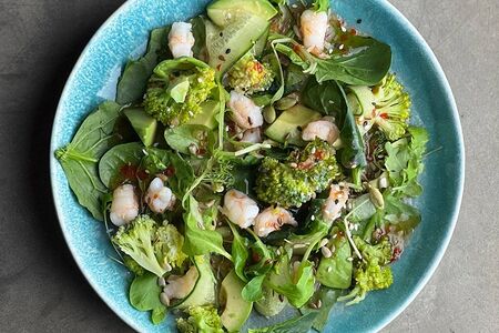 Салат с отварными креветками, брокколи, авокадо и пряным соусом