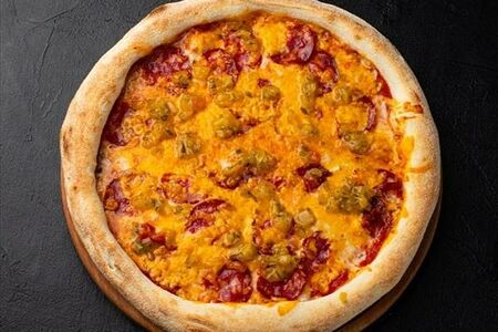 Пицца с салями и соусом Релиш