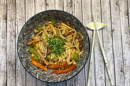 Удон с курицей по-тайски