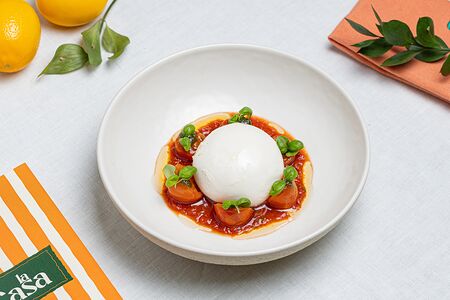 Буррата с томатами 