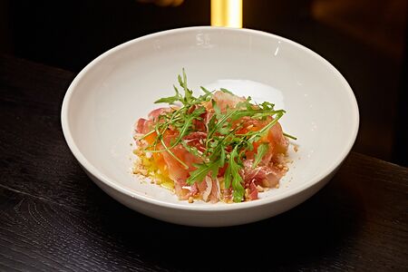 Пармская ветчина, страчателла и манго