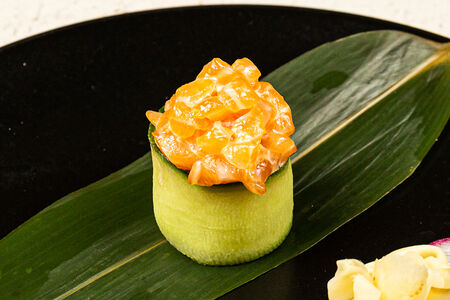 Гункан с лососем