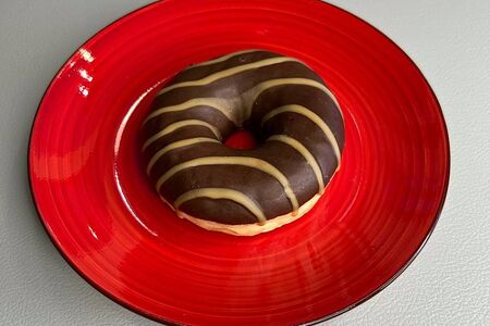 Донат Шоколадный с карамельной начинкой