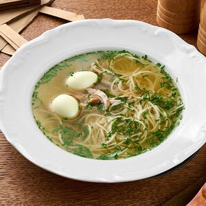 Куриный бульон с лапшой и перепелиными яйцами 