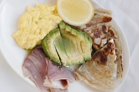 Авокадо-скрэмбл с лепёшкой Ротти