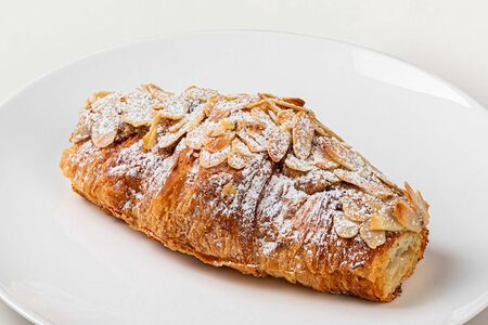 Круассан с миндалём