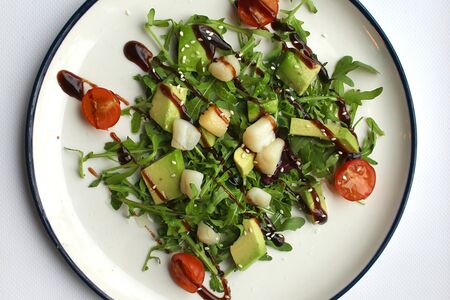 Салат с гребешком и авокадо