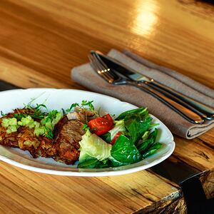 Драники с домашней бужениной и заправленным салатом 