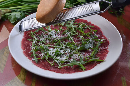 Карпаччо из говядины с копченым сулугуни