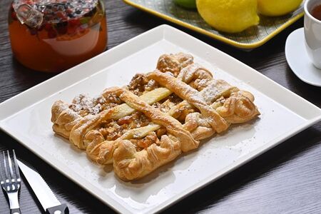 Яблочный пирог с корицей