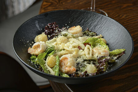 Теплый салат с морепродуктами в прованских травах