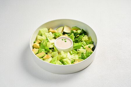 Зеленый салат с ореховой заправкой