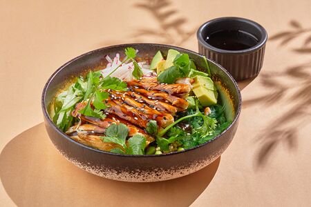 Поке с имбирным цыпленком