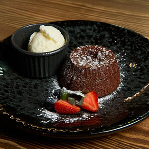 Шоколадный фондан с шариком мороженого