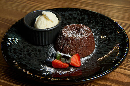 Шоколадный фондан с шариком мороженого