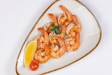 Тигровые креветки жареные с лимоном