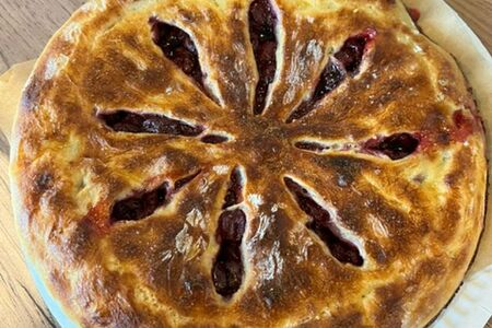 Пирог сладкий с вишней (маленький)