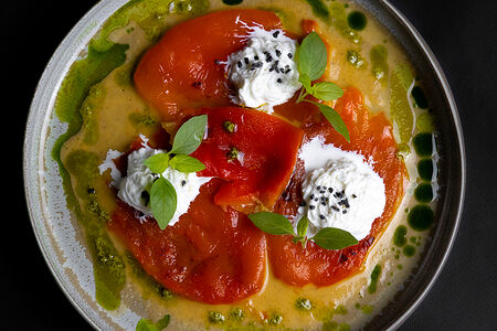 Запеченный перец с соусом ромеско и страчателлой