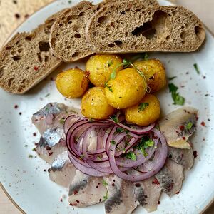 Сельдь с отварным картофелем и гренками