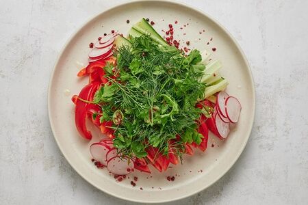 Ассорти из свежих овощей и зелени