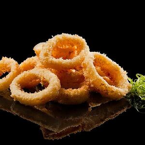 Луковые кольца с кетчупом