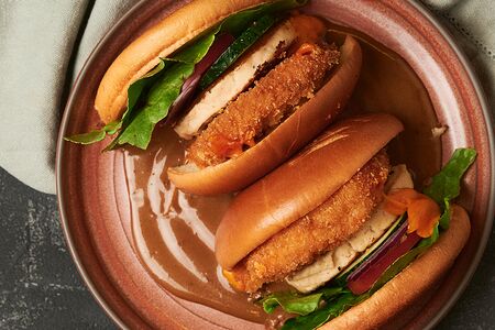 Бургер с куриной котлетой и сырным шницелем