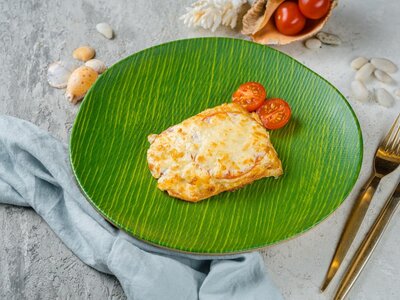 Хек, запеченный с помидором и сыром 