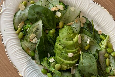 Зелёный салат с авокадо 