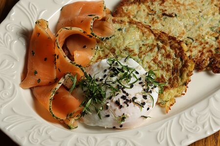 Драники из цукини с лососем и яйцом пашот