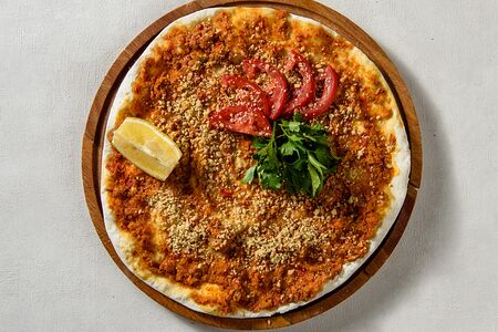 Лахмаджун с орехами