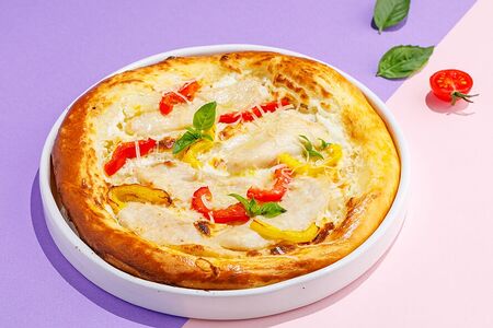 Пицца с куриной грудкой и соусом моцарелла