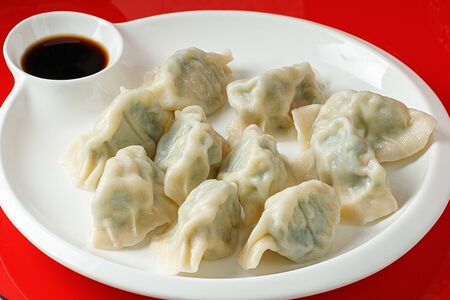 32 Отварные пельмени с бараниной