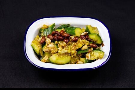 Битые огурцы с арахисом