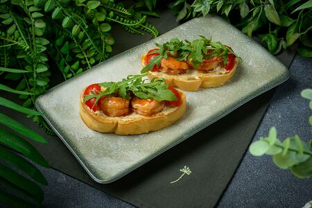 Брускетты с креветкой