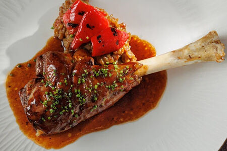 Томленая голень ягненка и икра из баклажанов