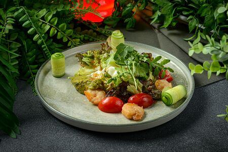 Салат с гуакамоле, креветкой и яйцом пашот