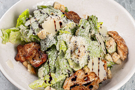 Салат Цезарь с курицей